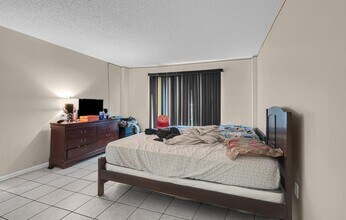 4174 Inverrary Dr, Unit 103 in Lauderhill, FL - Foto de edificio - Building Photo