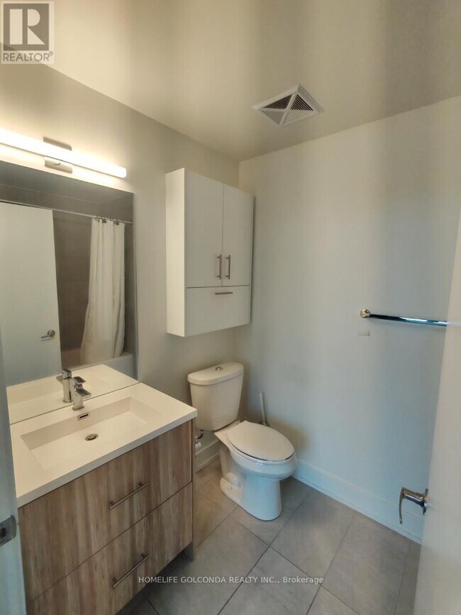 180 Fairview Mall Dr in Toronto, ON - Building Photo - Building Photo