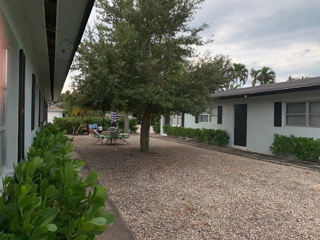 627 92nd Ave N, Unit B in Naples, FL - Building Photo - Building Photo