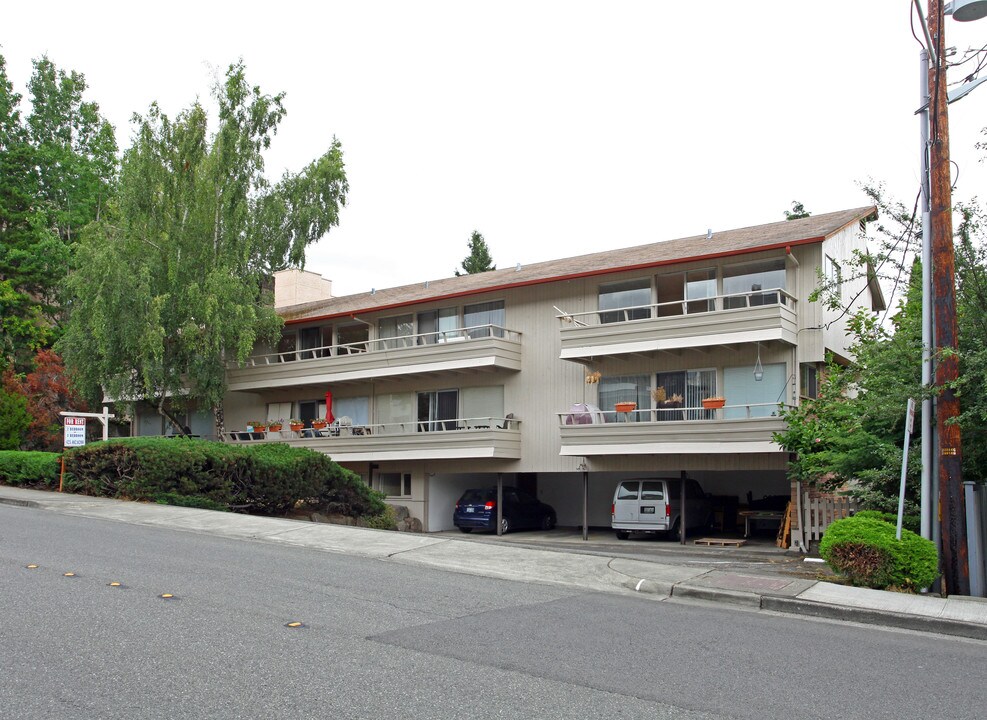 Caribbean Apartments in Bellevue, WA - Building Photo