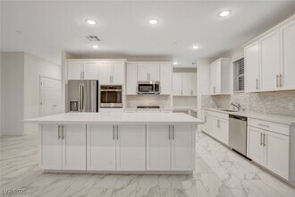 2555 Hampton Rd in Henderson, NV - Building Photo - Building Photo