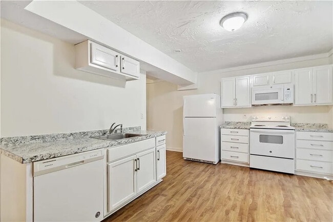 Room in House on Wedgewood Dr in Alpharetta, GA - Building Photo - Building Photo