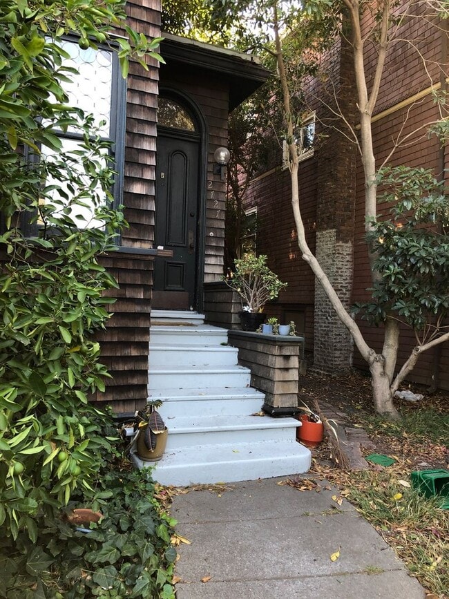 2727 Hillegass Ave in Berkeley, CA - Building Photo - Building Photo