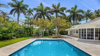 335 Old School Rd in Delray Beach, FL - Building Photo