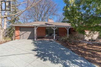 46 Osler Dr in Hamilton, ON - Building Photo - Building Photo