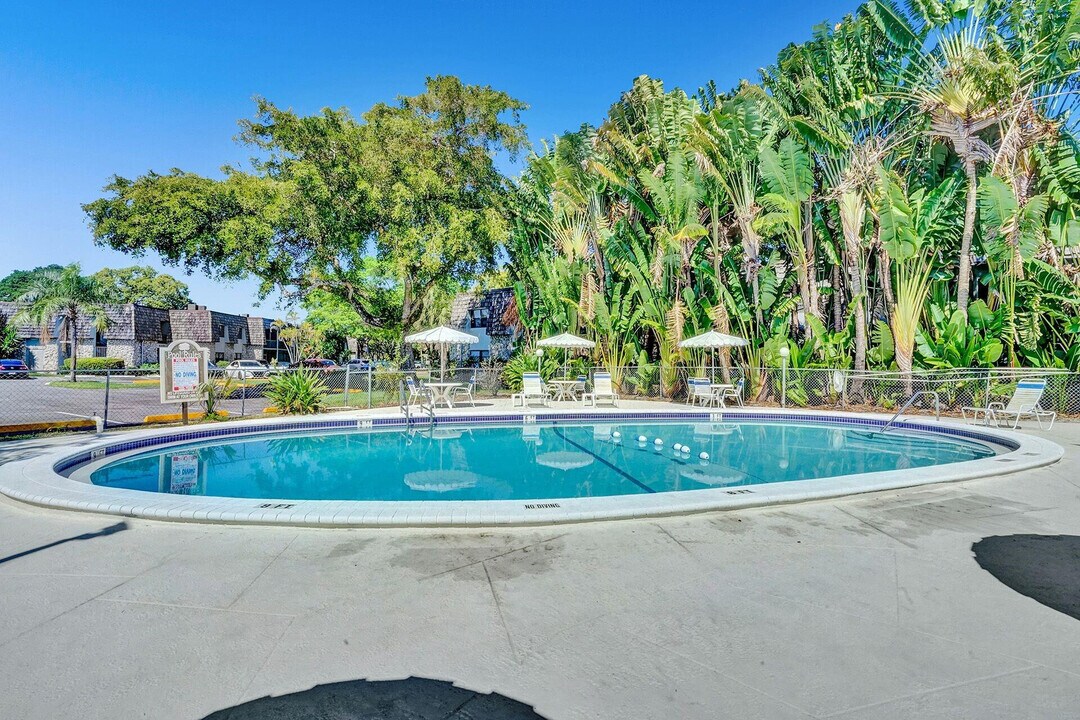 3123 Oakland Shores Dr in Oakland Park, FL - Building Photo