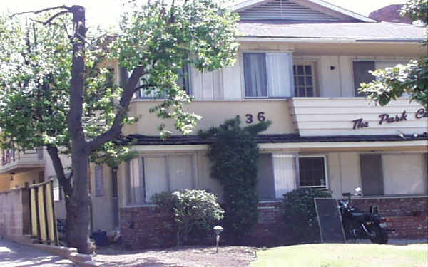 136 N Cedar St in Glendale, CA - Foto de edificio - Building Photo