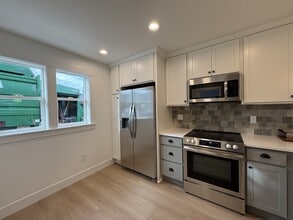 6960 NE 18th Ave in Portland, OR - Building Photo - Building Photo