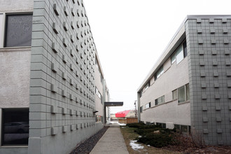 56 Hamlet Rd SW in Calgary, AB - Building Photo - Building Photo