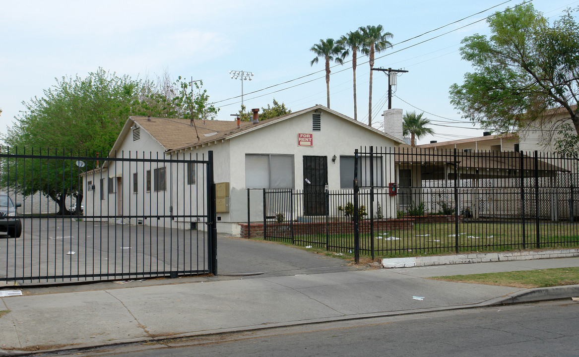 14635 Blythe St in Panorama City, CA - Foto de edificio