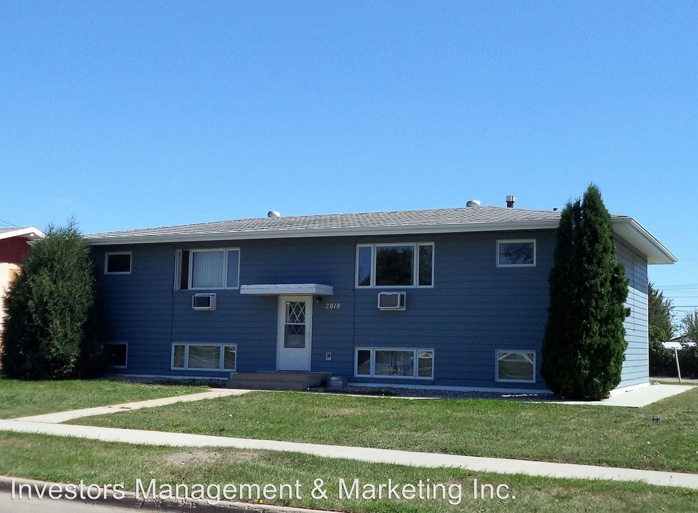 The 4th Street 4 Plex Apartment in Minot, ND - Building Photo