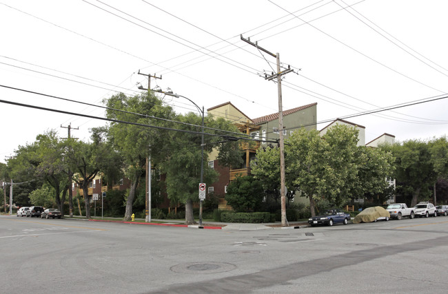 Mabuhay Court Apartments in San Jose, CA - Foto de edificio - Building Photo