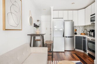 241 E 24th St in New York, NY - Building Photo - Building Photo