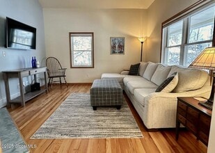 1 Inlander Rd in Saratoga Springs, NY - Foto de edificio - Building Photo