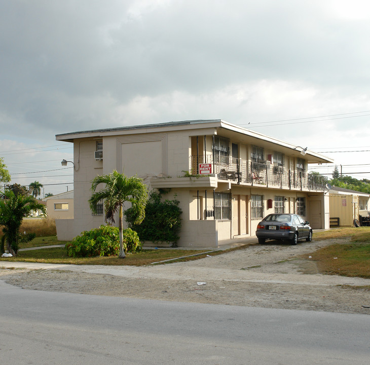 1453 NW 2nd Ave in Florida City, FL - Foto de edificio