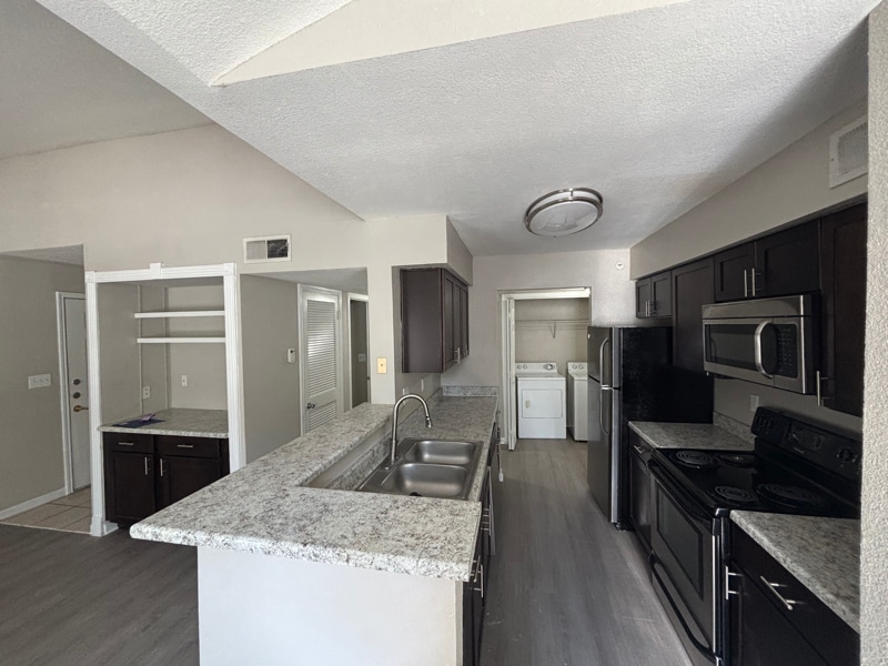 1011 Wonder World Dr in San Marcos, TX - Building Photo