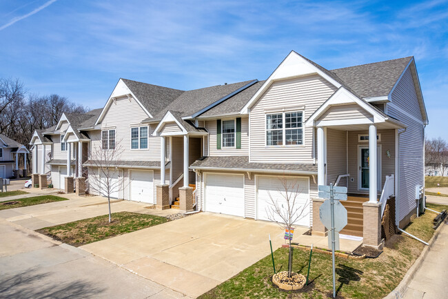 Parkside Crossing Townhomes in Urbandale, IA - Foto de edificio - Building Photo