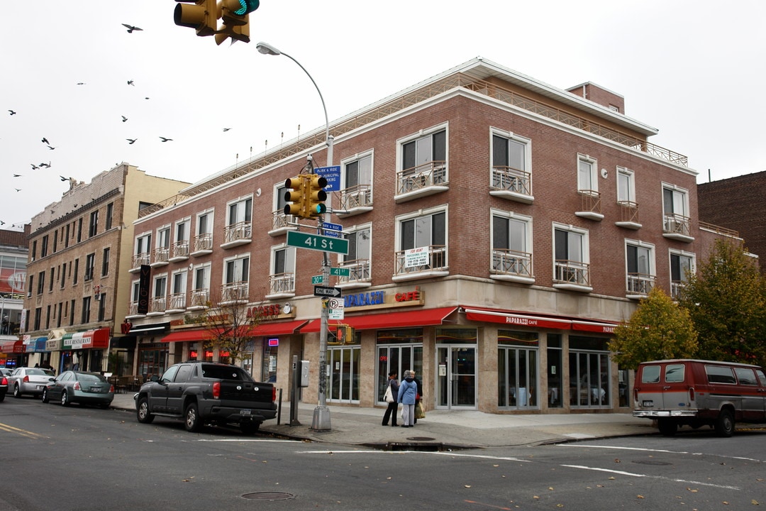 40-11-40-17 30th Ave in Astoria, NY - Foto de edificio