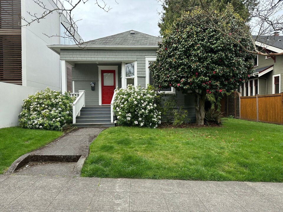 2443 Queen Anne Ave N in Seattle, WA - Building Photo