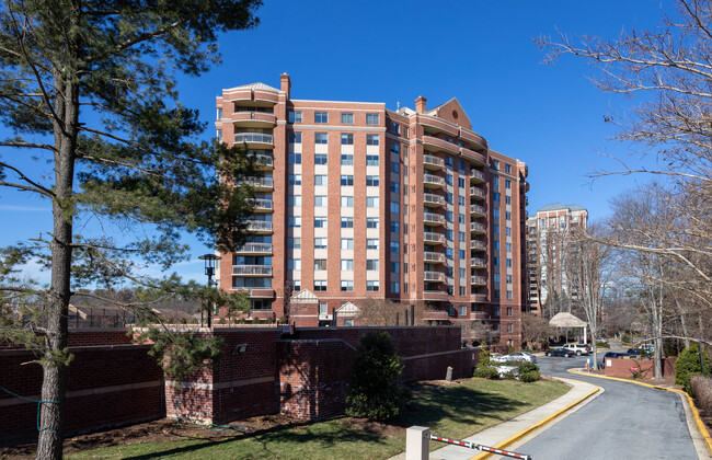 The Fallswood in North Bethesda, MD - Foto de edificio - Building Photo