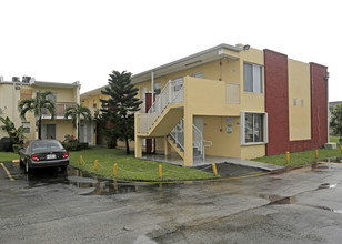 Courtyard of Hialeah II in Hialeah, FL - Building Photo - Building Photo