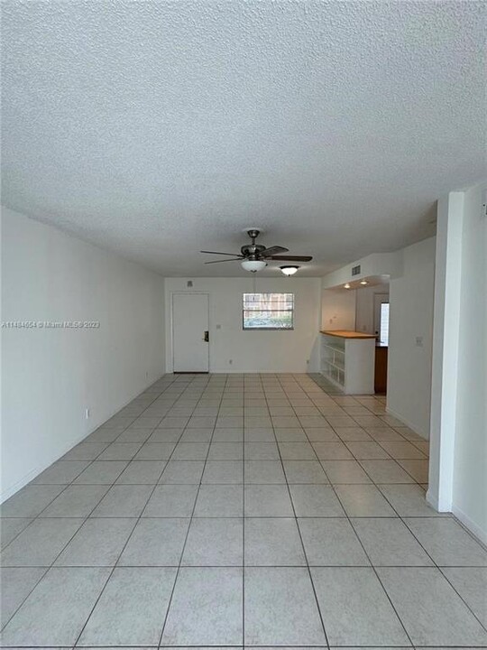9150 NW 38th Dr, Unit 110 in Coral Springs, FL - Foto de edificio