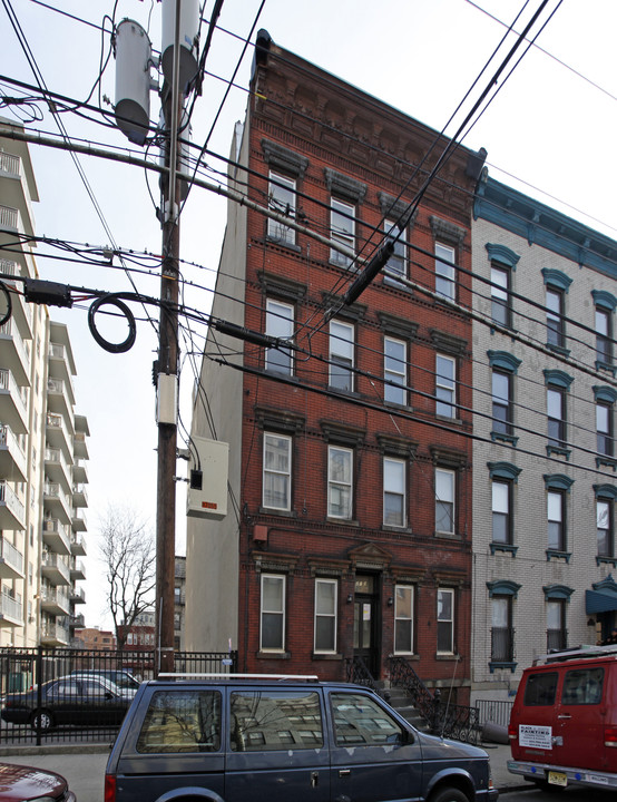 213 Jefferson St in Hoboken, NJ - Building Photo