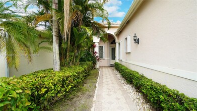9025 Long Lake Palm Dr in Boca Raton, FL - Building Photo - Building Photo
