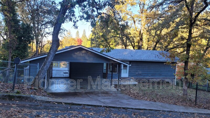 1394 SE Reservoir Ave in Roseburg, OR - Foto de edificio