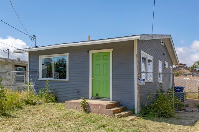 1201-1207 E 18th St in National City, CA - Foto de edificio - Building Photo