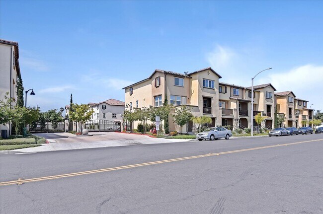 1570 W 1st St, Unit 14 in Santa Ana, CA - Building Photo - Building Photo