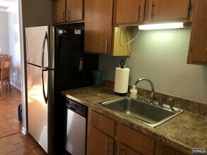 520 Newark Pompton Turnpike-Unit -216 in Pequannock Township, NJ - Building Photo - Building Photo