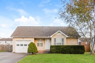 451 Cranklen Cir in Clarksville, TN - Building Photo