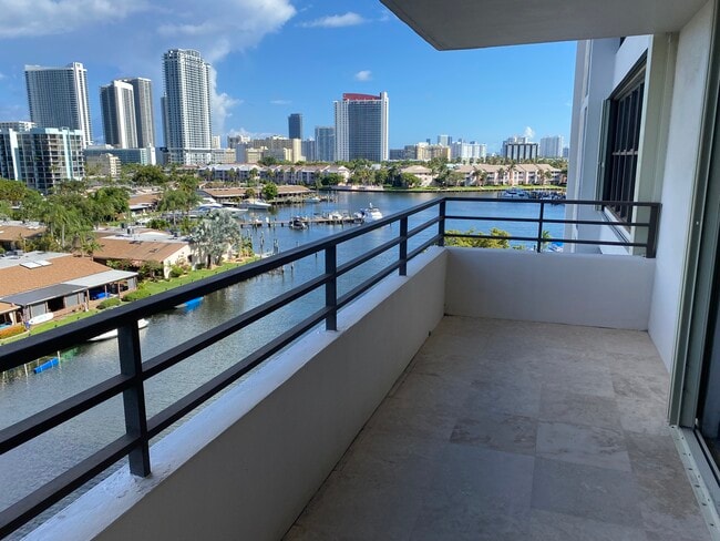 2500 Parkview Dr, Unit 7th floor in Hallandale Beach, FL - Foto de edificio - Building Photo