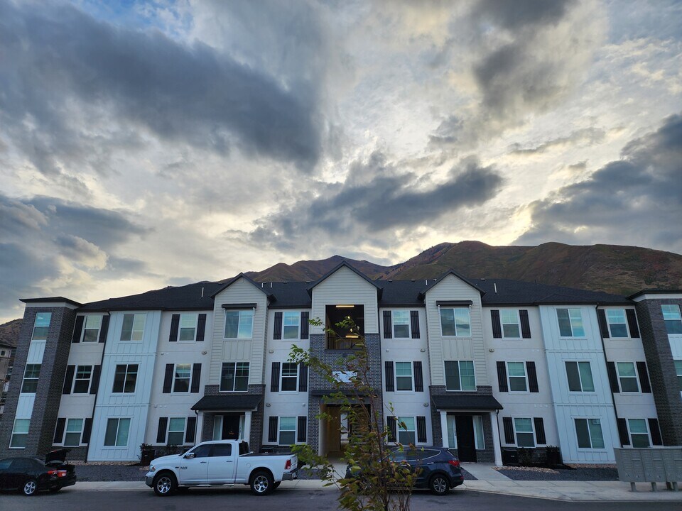 4735 S Alder Dr, Unit 204 in Mapleton, UT - Building Photo