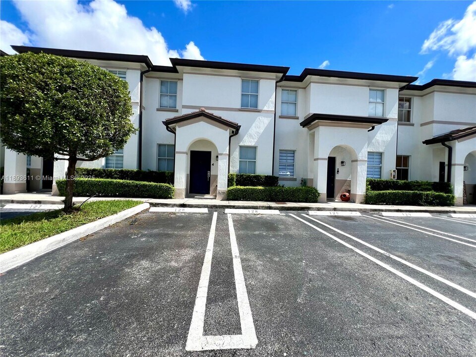 8193 W 36th Ave in Hialeah, FL - Building Photo