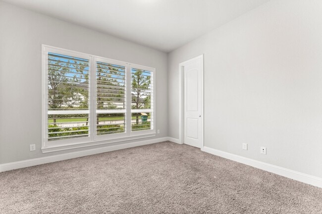 property at 40 Venetia Grove Dr