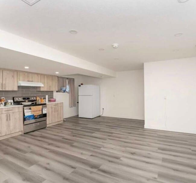 956 W Lakeview Dr in Chestermere, AB - Building Photo - Building Photo