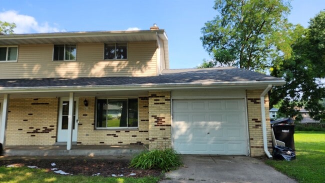 2419 Adler Cir in Middleton, WI - Building Photo - Building Photo