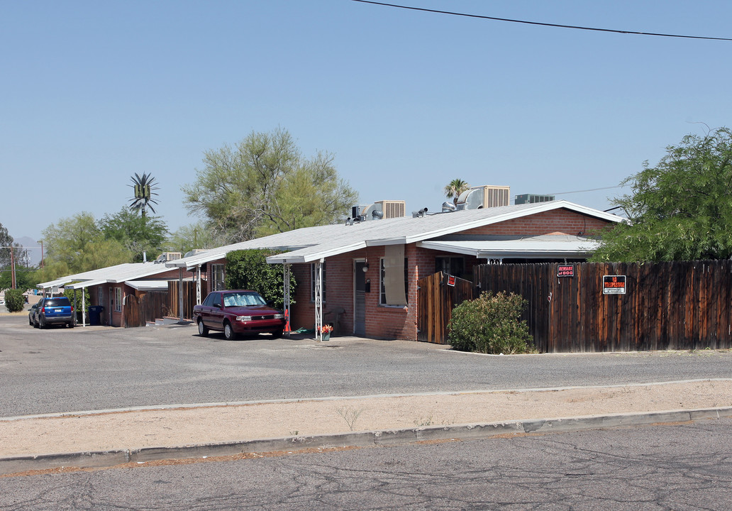 2301 N Forgeus Ave in Tucson, AZ - Foto de edificio