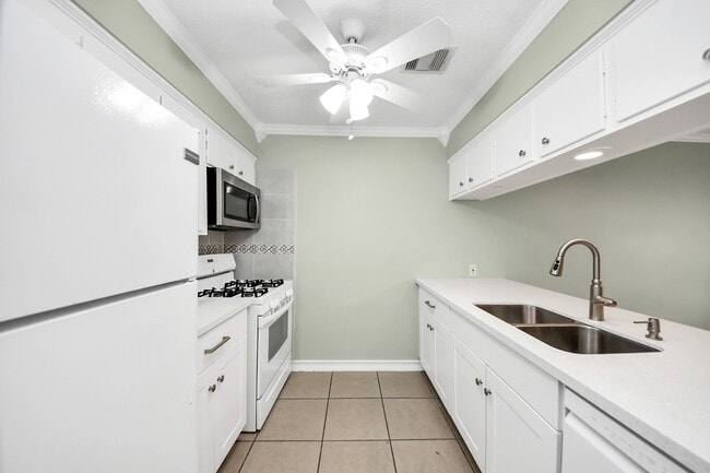 property at 44 W Tri Oaks Ln