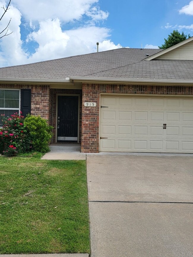 property at 915 West Prairie Wind Way