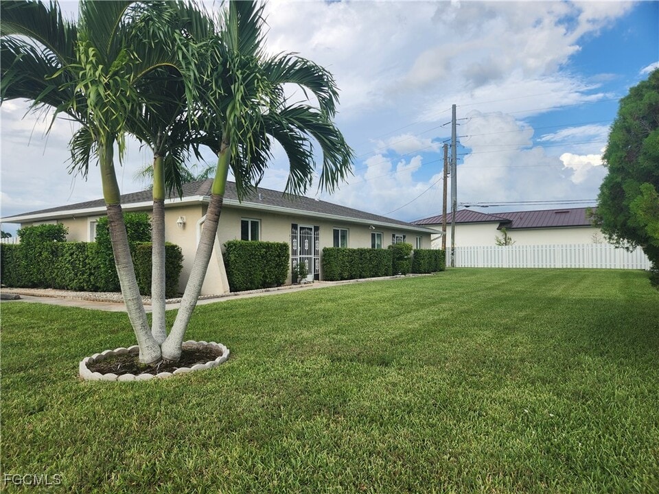 1623 SW Santa Barbara Pl in Cape Coral, FL - Building Photo