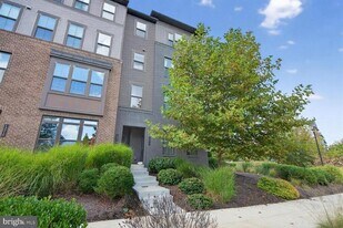 13216 Woodland Park Rd, Unit 1B in Herndon, VA - Building Photo