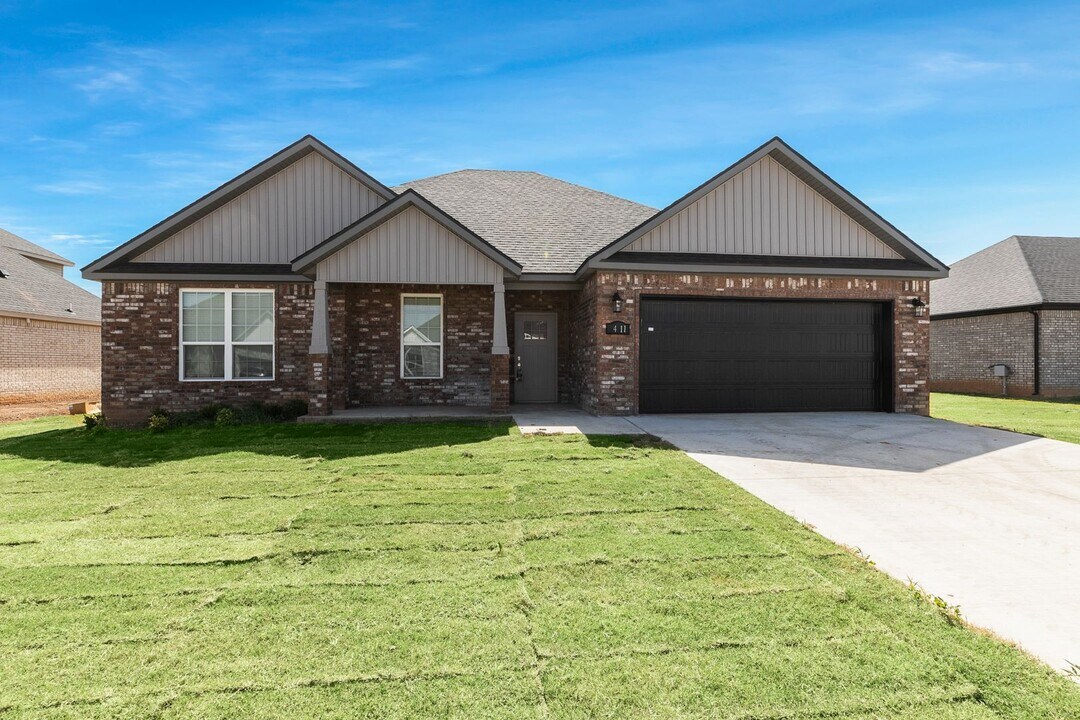 411 Linda Ln in Centerton, AR - Building Photo