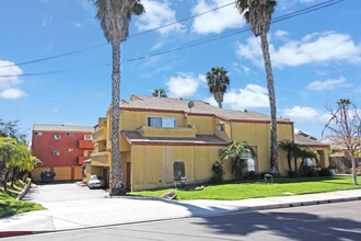 Hamilton Terrace in Costa Mesa, CA - Building Photo - Primary Photo