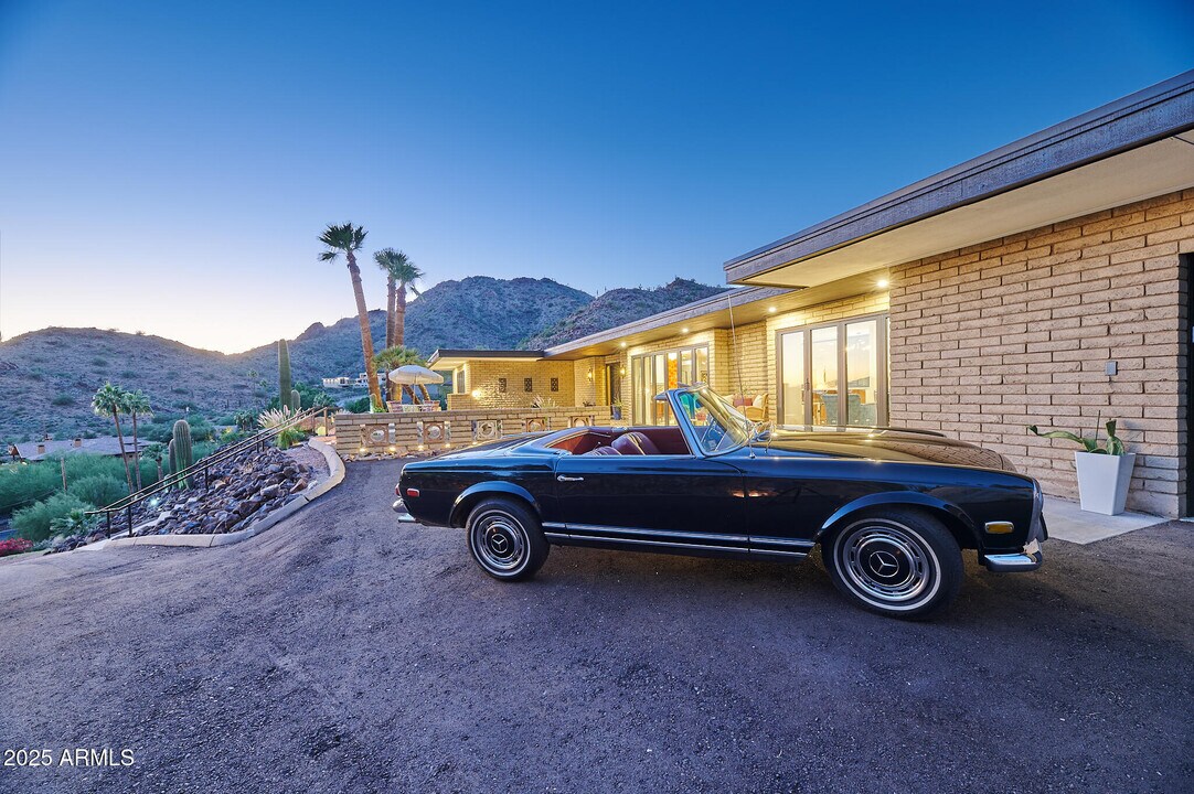 4016 E Flynn Ln in Paradise Valley, AZ - Building Photo