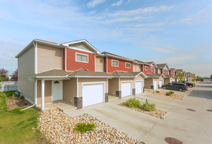Southfort Village Townhomes in Fort Saskatchewan, AB - Building Photo