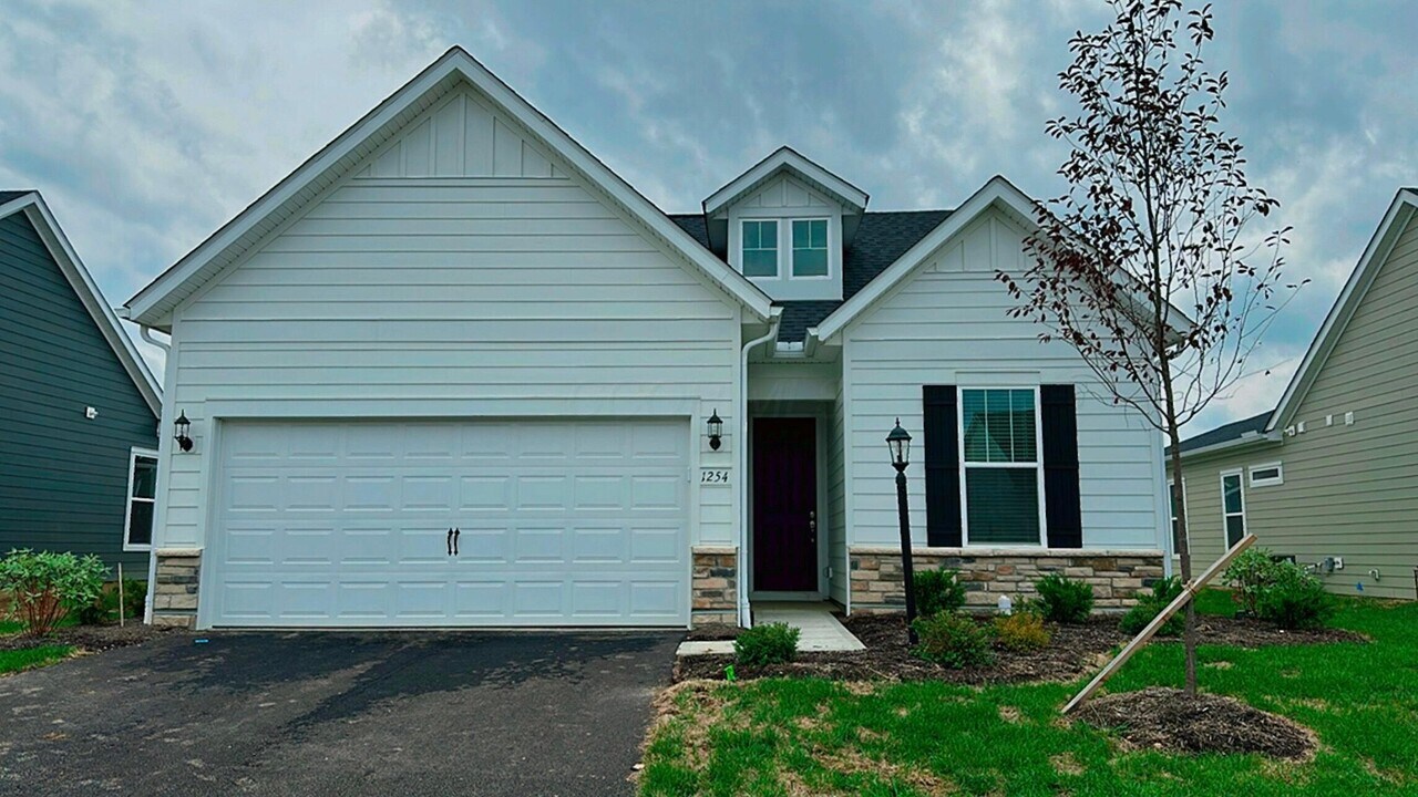 1254 Fairstone Dr in Lewis Center, OH - Building Photo