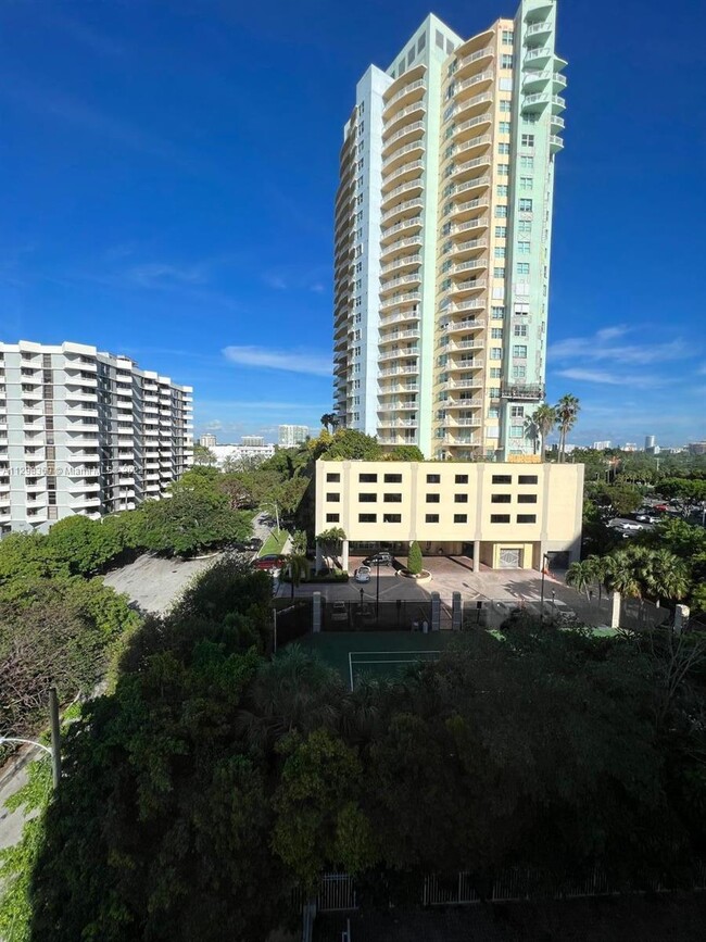 145 SE 25th Rd, Unit 801 in Miami, FL - Foto de edificio - Building Photo